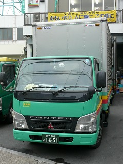 2t箱ハトカラー車の画像です。 2t箱ハトカラー車